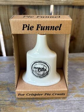 The Original Mason Cash English Ceramic  Pie Funnel For Crispier Pie Crusts NIB